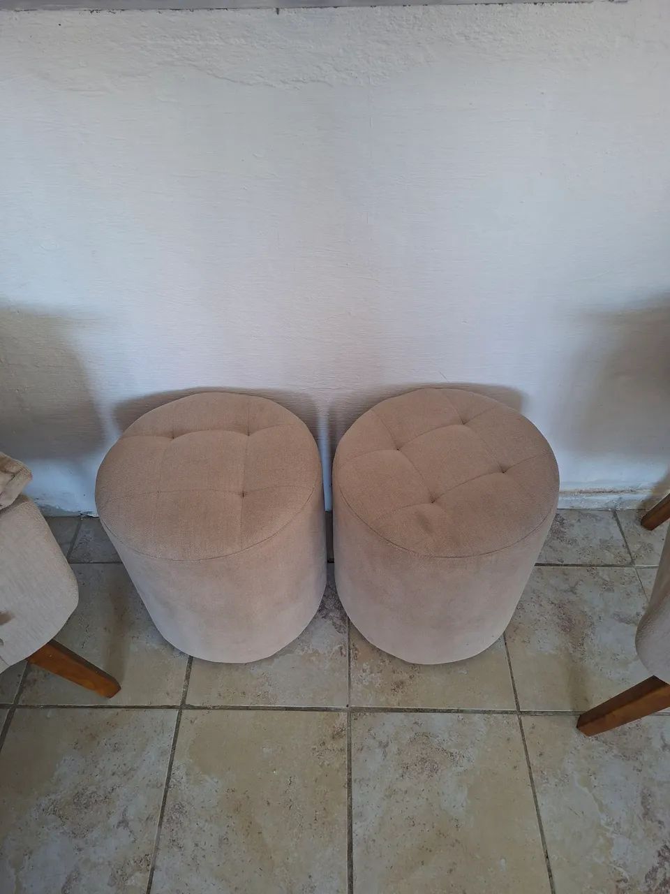 Sofá, pufs e duas poltronas - Foto 4