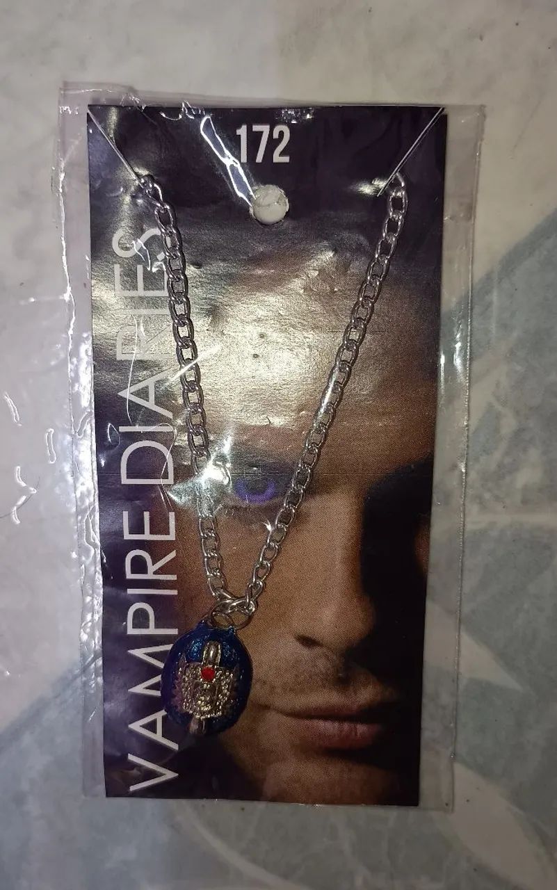 Corrente com pingente do anel de Damon/Stefan Salvatore 