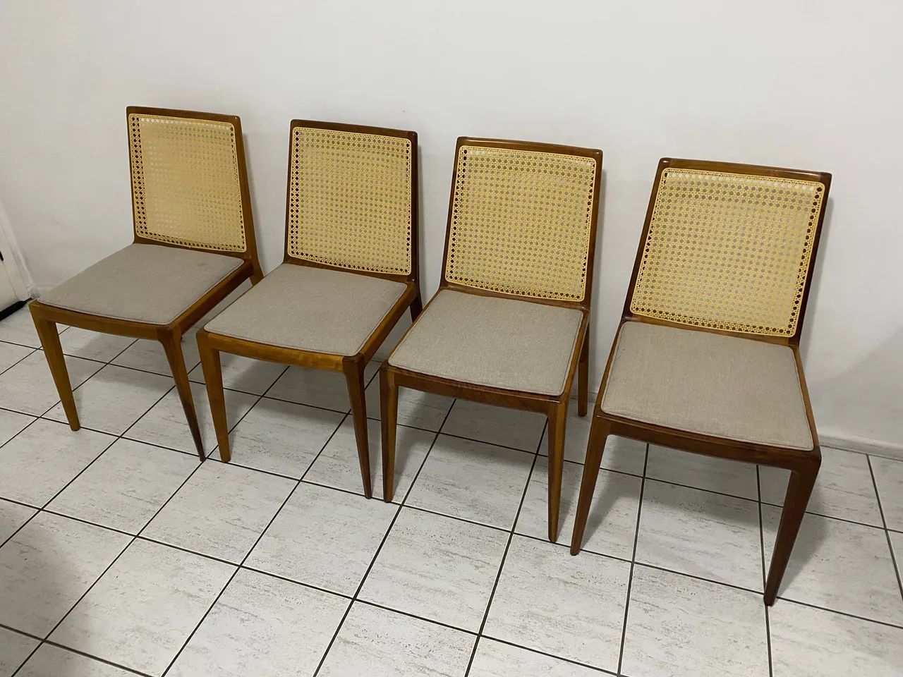 Mesa de Jantar Redonda com Tampo de Vidro e 4 Cadeiras - Foto 2