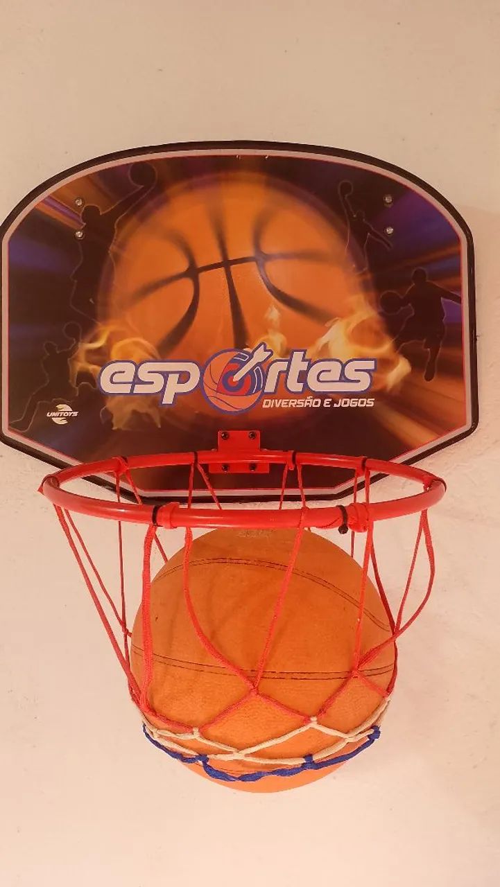 Cesta de basquete com bola 