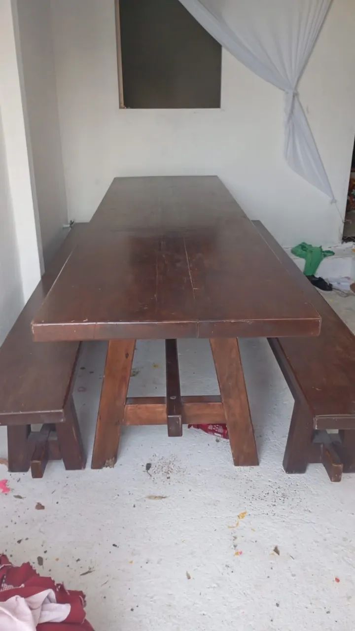 Mesa de madeira com 2 bancos 