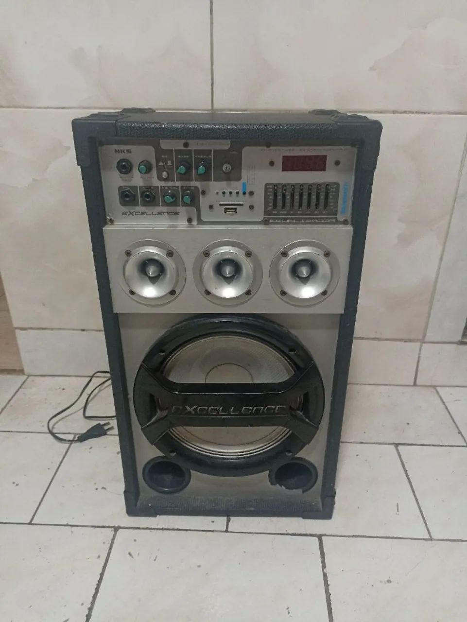Vendo caixa de som com amplificador sonoro embutido pra microfone e etc... - Foto 2