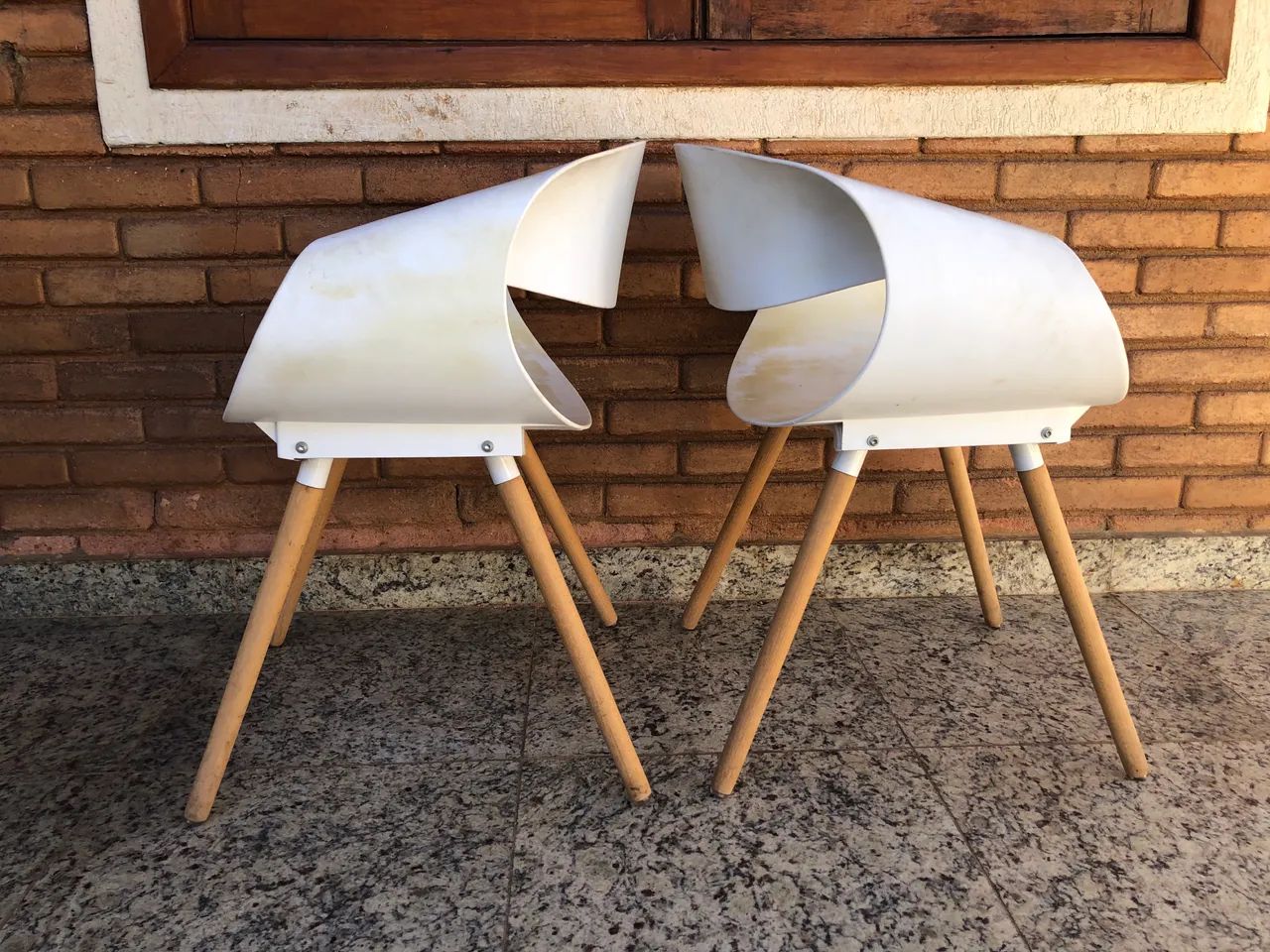 PAR DE CADEIRAS CONCHA DESIGN ? PLÁSTICO BRANCO + PERNAS DE MADEIRA ? CHARME RETRÔ! - Foto 4