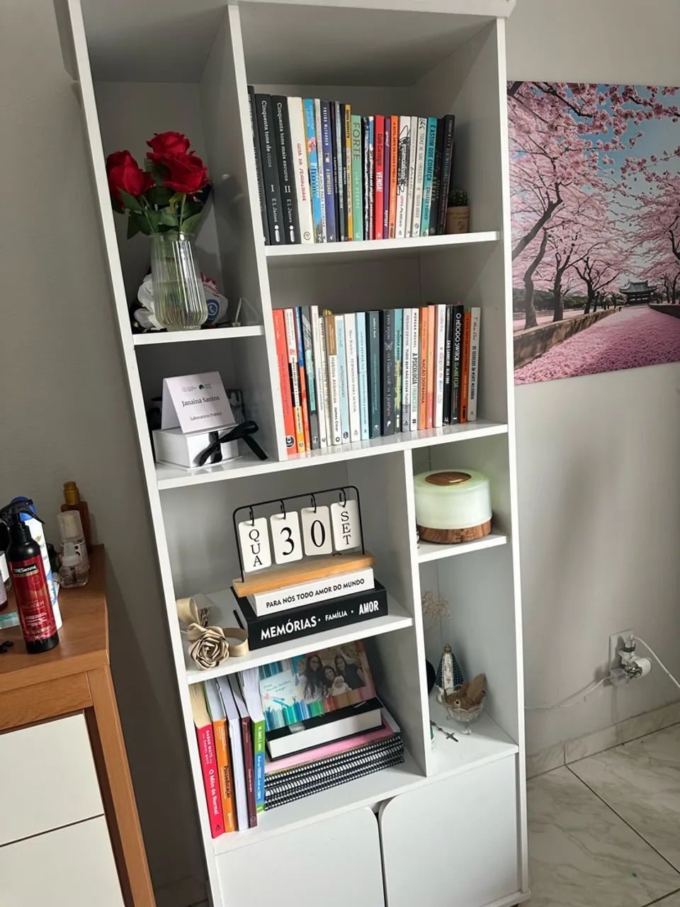 Mesa de escritório e estante branca 