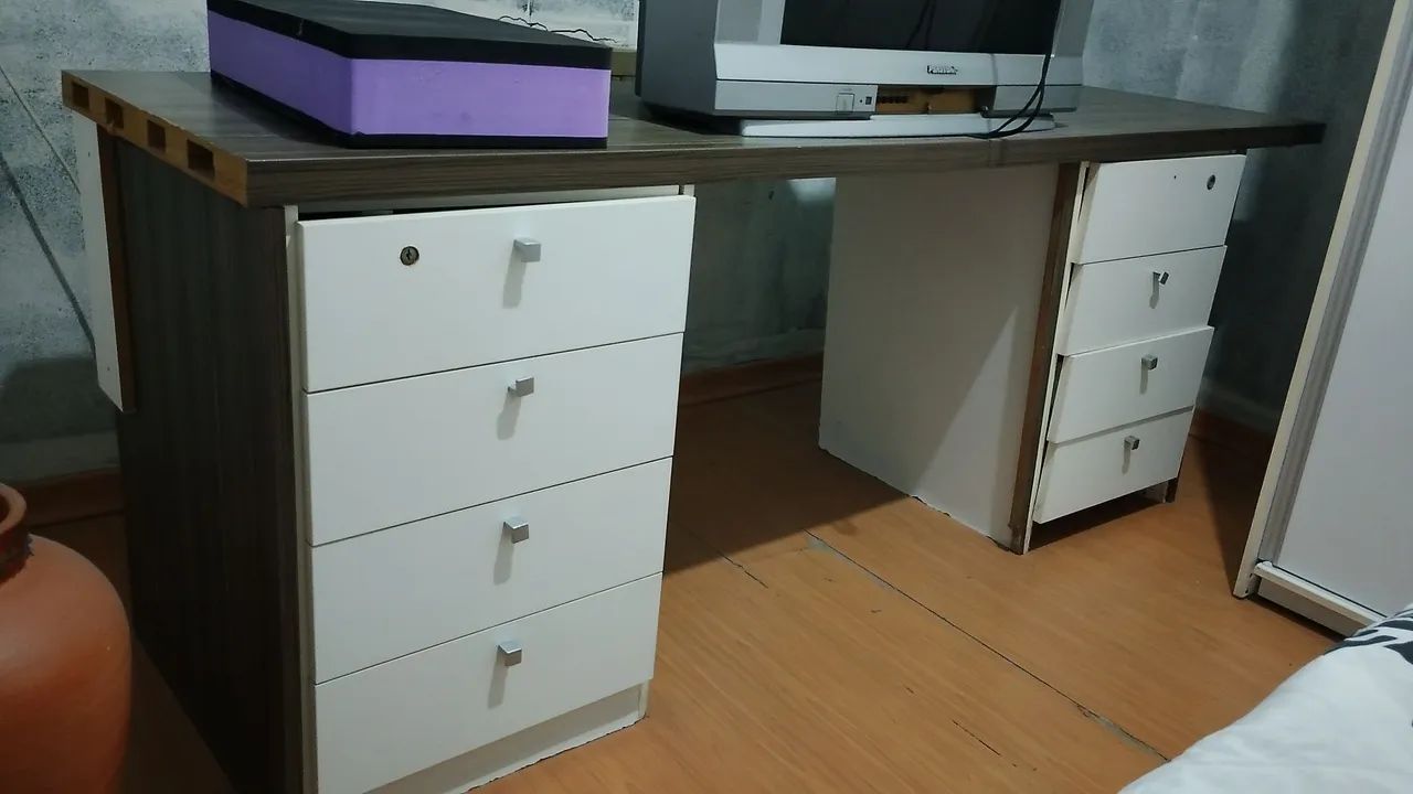 Armário com gavetas 