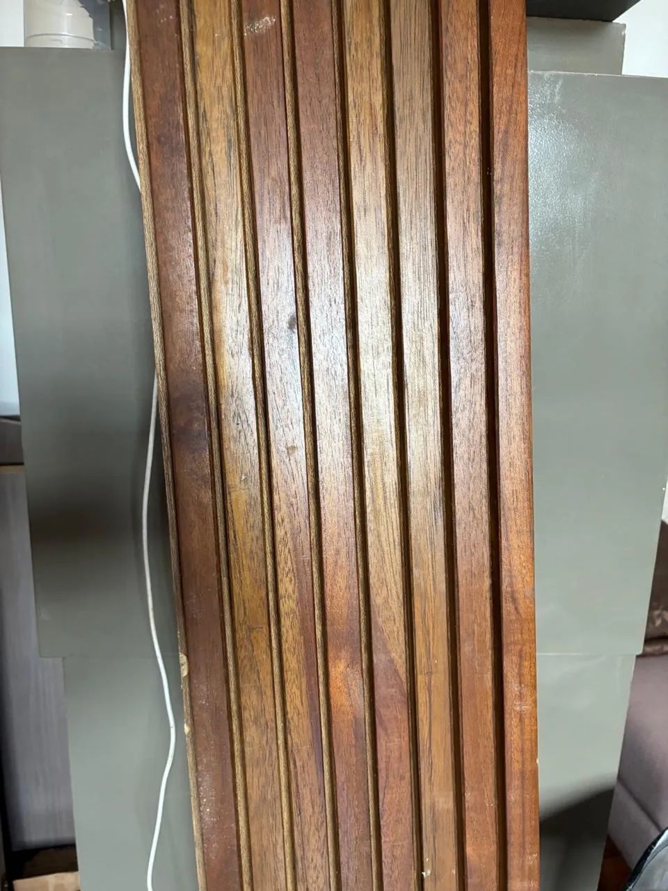 Táboa com ripado em eucalipto