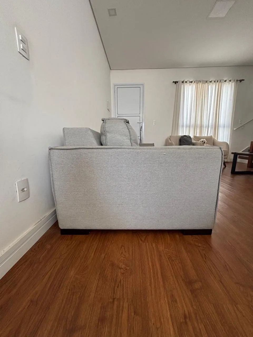 Sofá 4/5 Lugares Cinza Claro Estilo Living Moderno - Excelente Estado - Foto 4