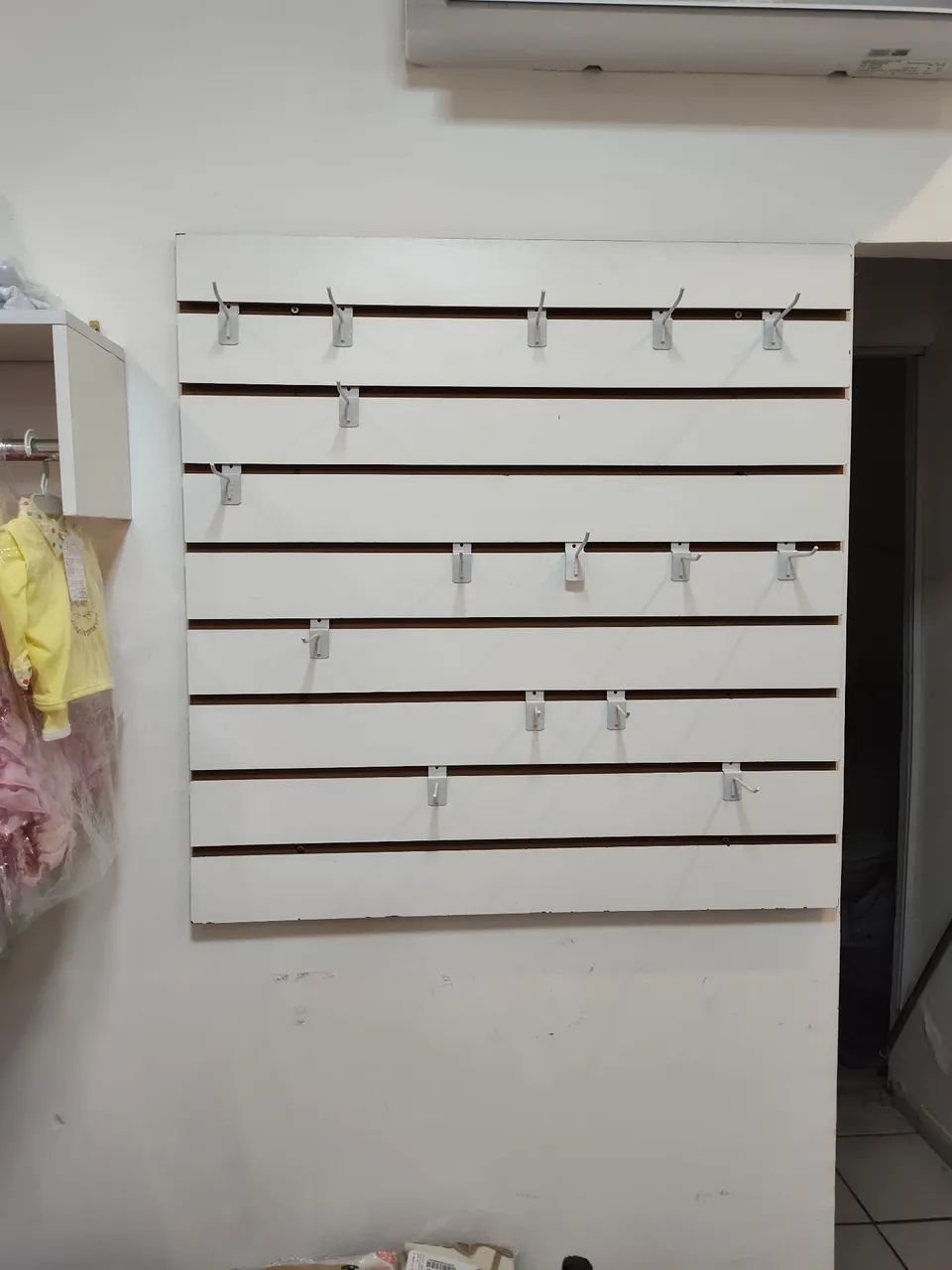 VENDO KIT COMPLETO DE MÓVEIS E MANEQUINS PARA LOJA DE ROUPAS - Foto 4
