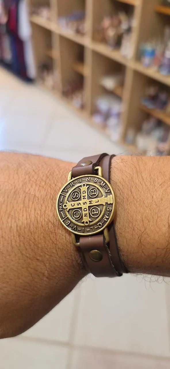 Pulseira de Couro com Medalha de São Bento Unissex e Regulável - Nova