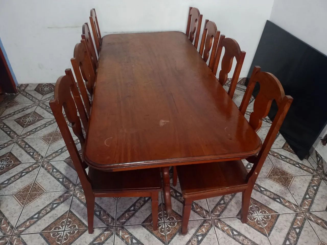 Mesa com 8 cadeiras de madeira maciça. - Foto 4