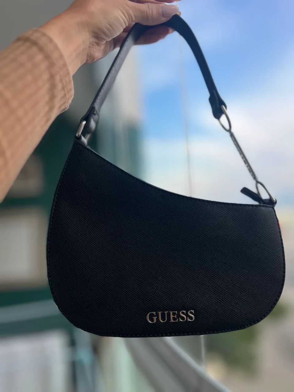 Bolsa Guess linda. Preta P  - Foto 3