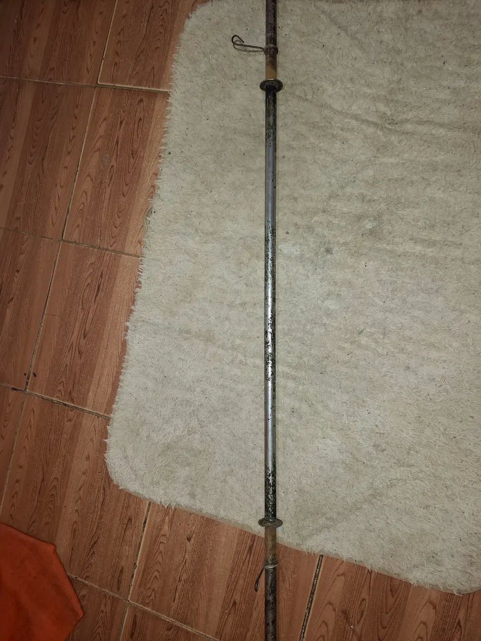 Barra e anilhas de musculação 