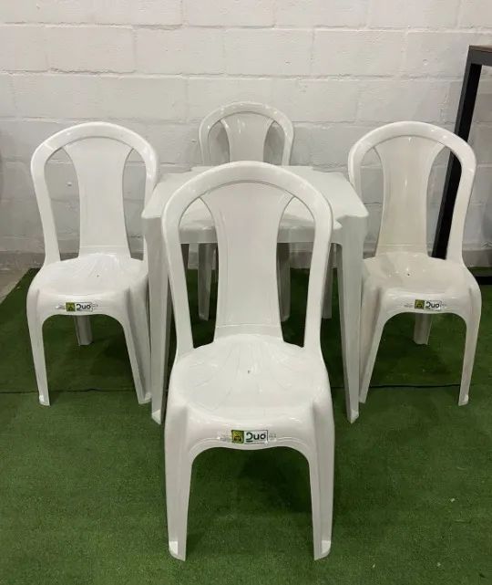 Mesa e cadeiras de plásticos sem braço 