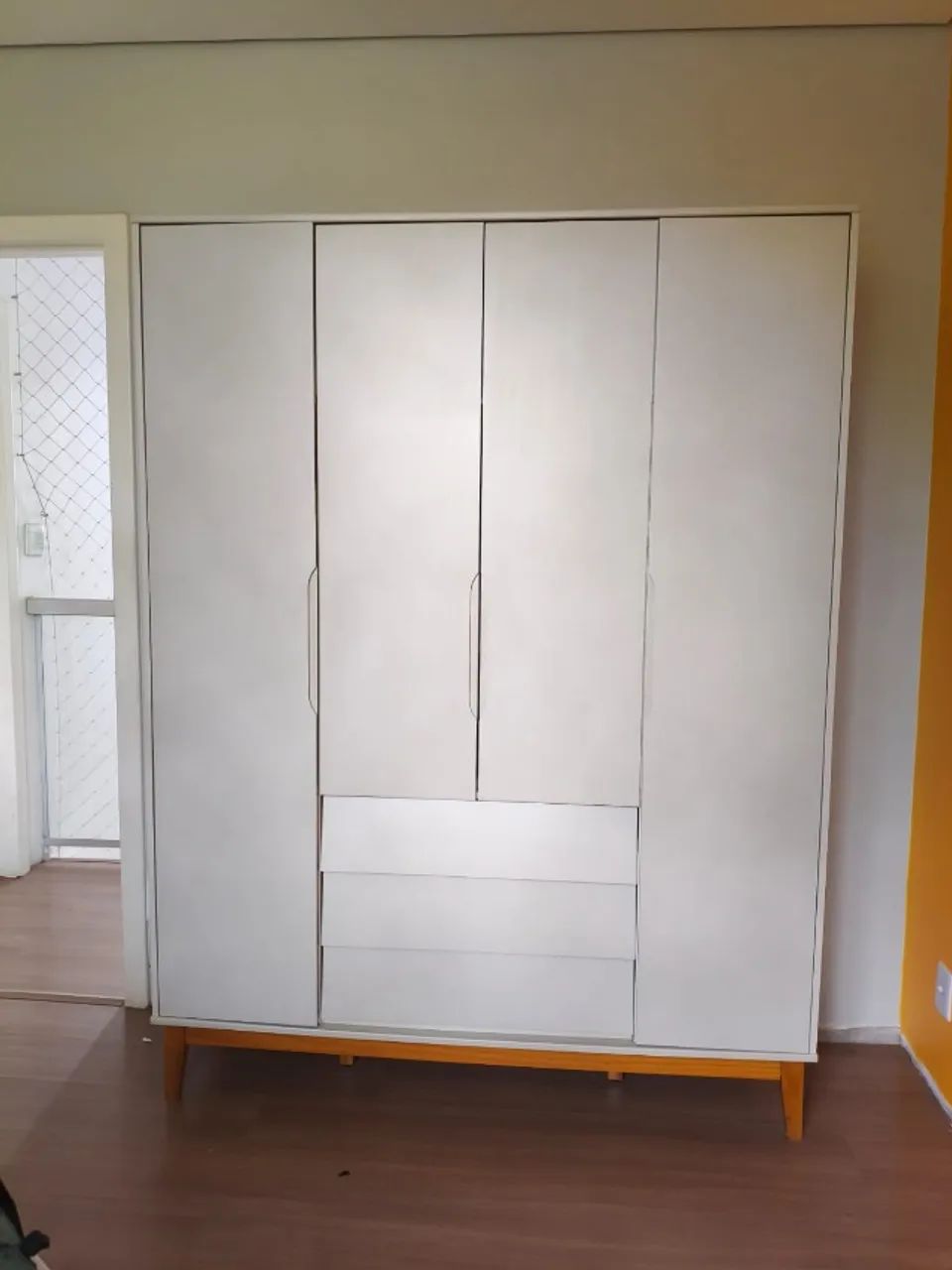 Guarda-roupas solteiro e cama pouco tempo de uso