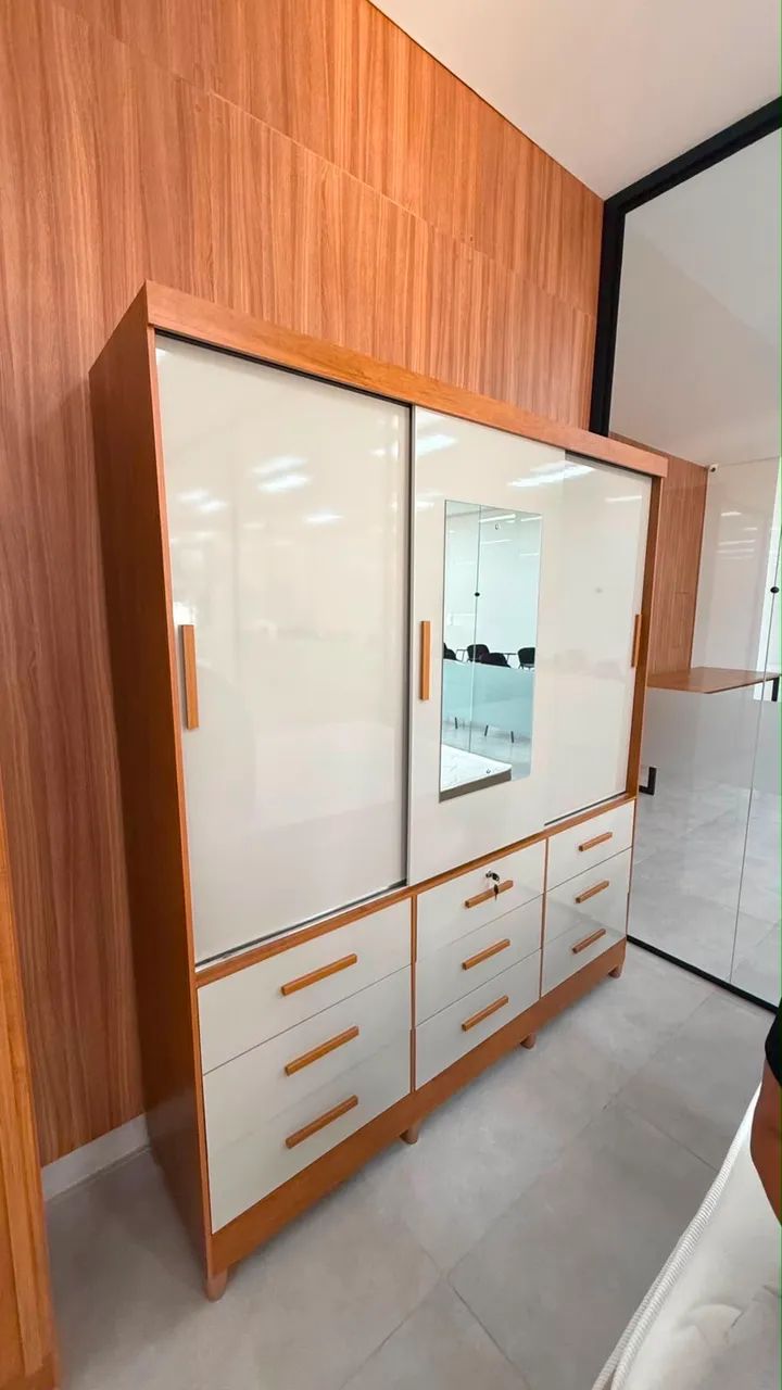 Guarda roupa 3 portas 9 gavetas com chave 
