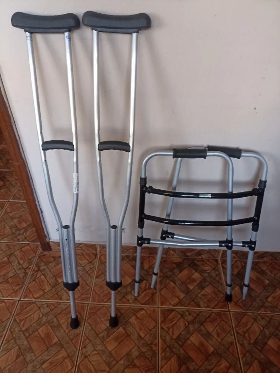 Par de muletas e um andador  - Foto 3