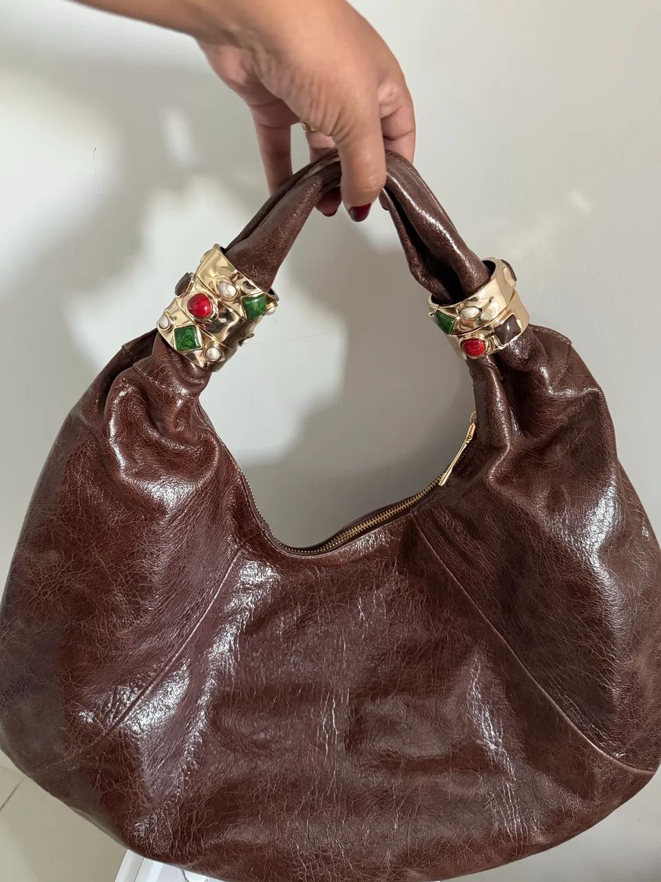 Bolsa grande Luiza Barcelos marrom com pulseiras - Foto 4