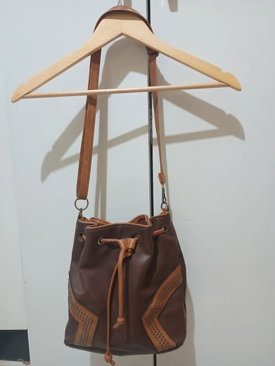 bolsa saco tiracolo marrom com tachas