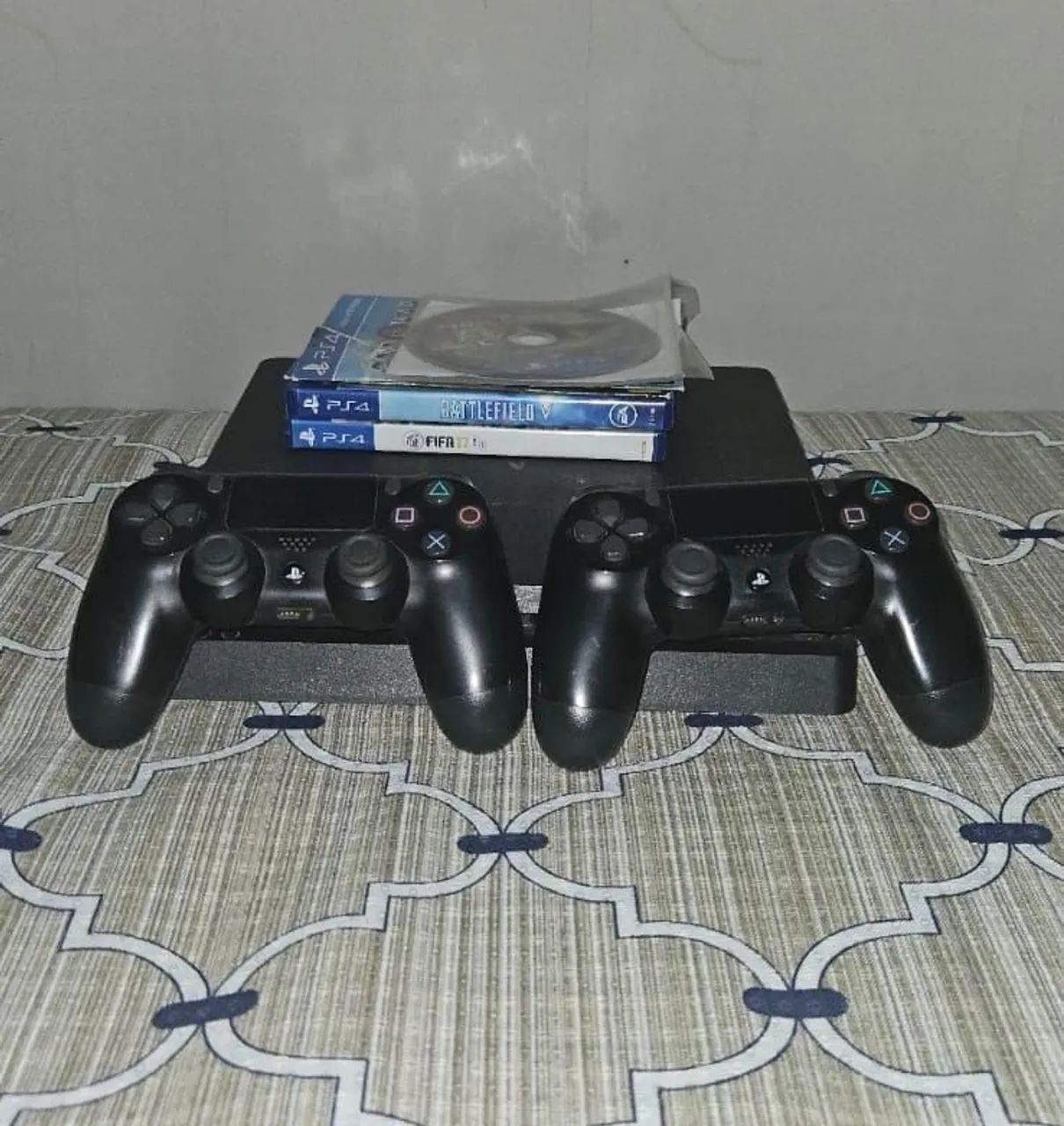 Ps4 slim 1 tb CDs inclusos 2 controles e cabos - Foto 2