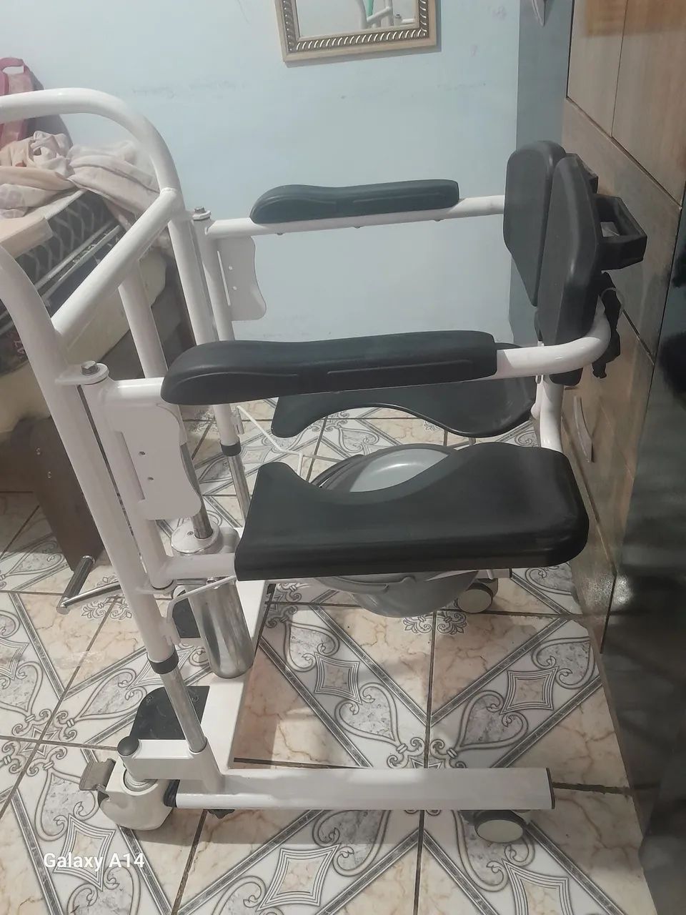 Cadeira de banho com várias utilidades.  - Foto 3