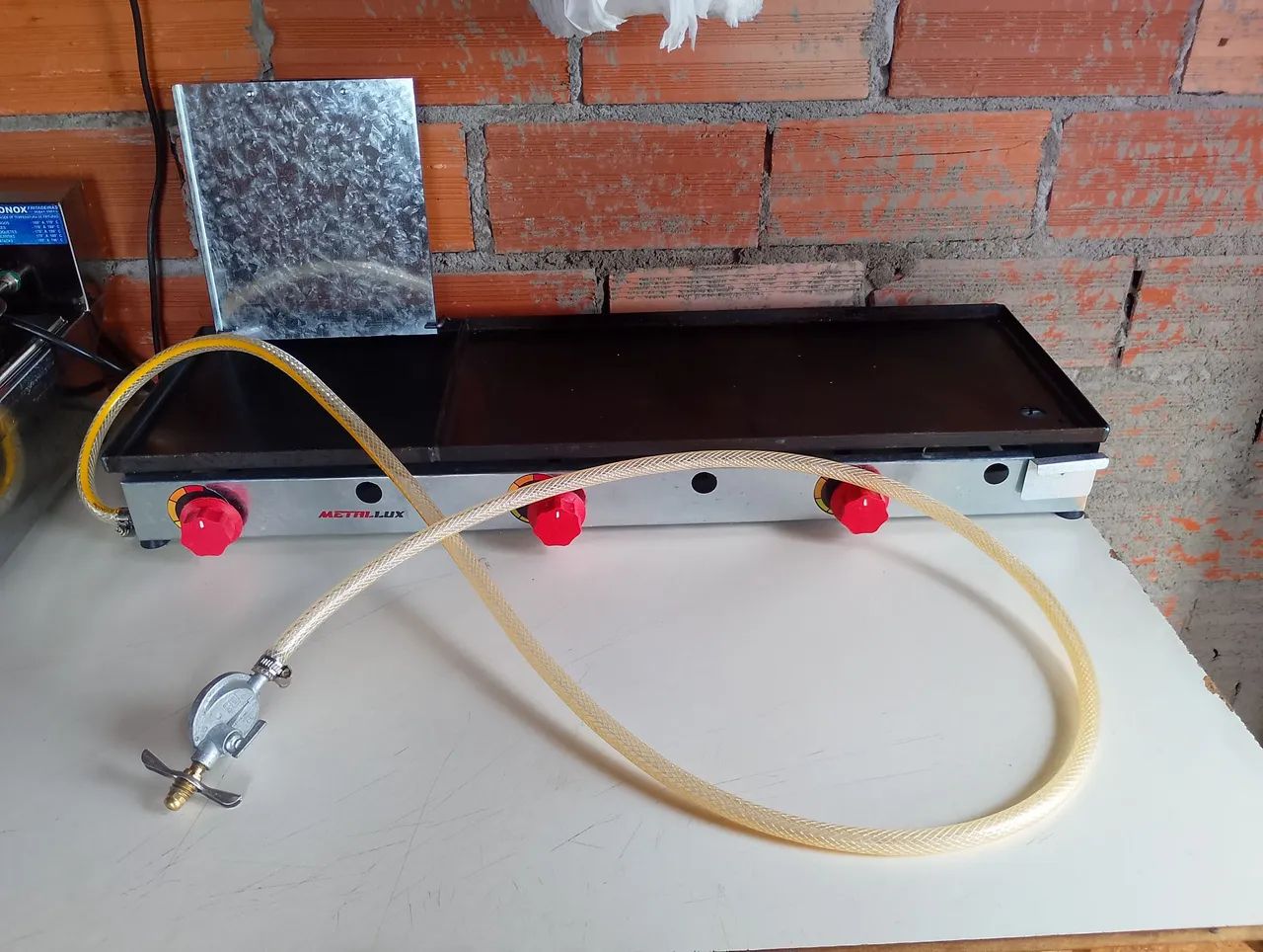 Vendo essa chapa 3 meses de uso ela e a gás ideal para fazer hambúrguer misto muito boa 