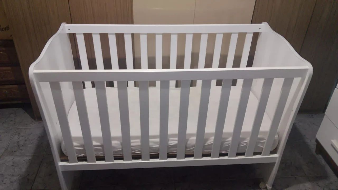Berço branco com cortinado  - Foto 3