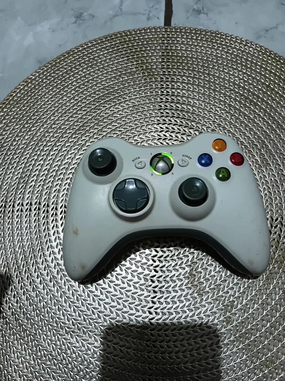 Um controle de Xbox 360 original 