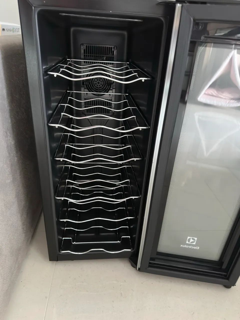 Adega Electrolux com defeito 