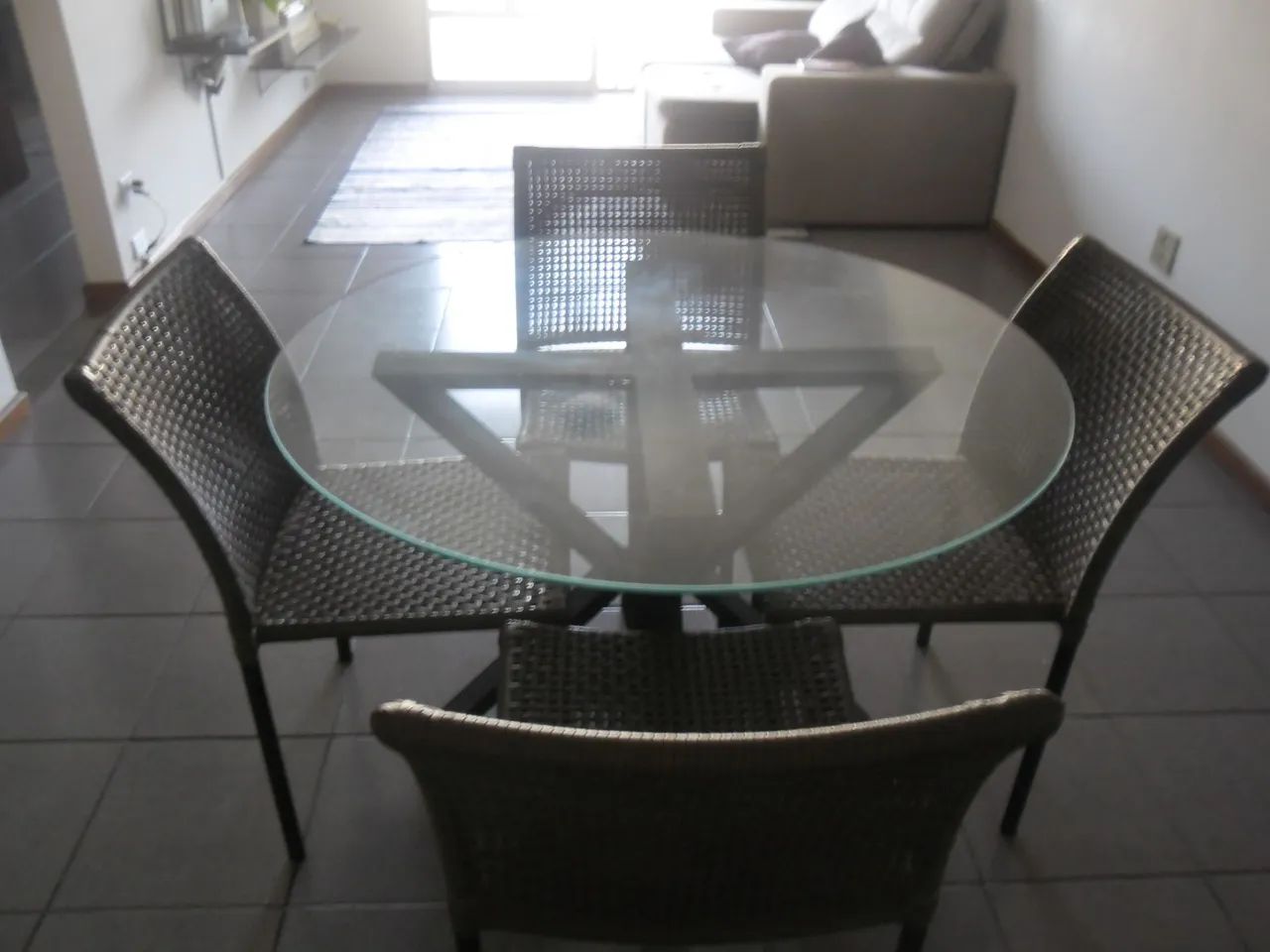 Conjunto de mesa com 4 cadeiras  - Foto 2