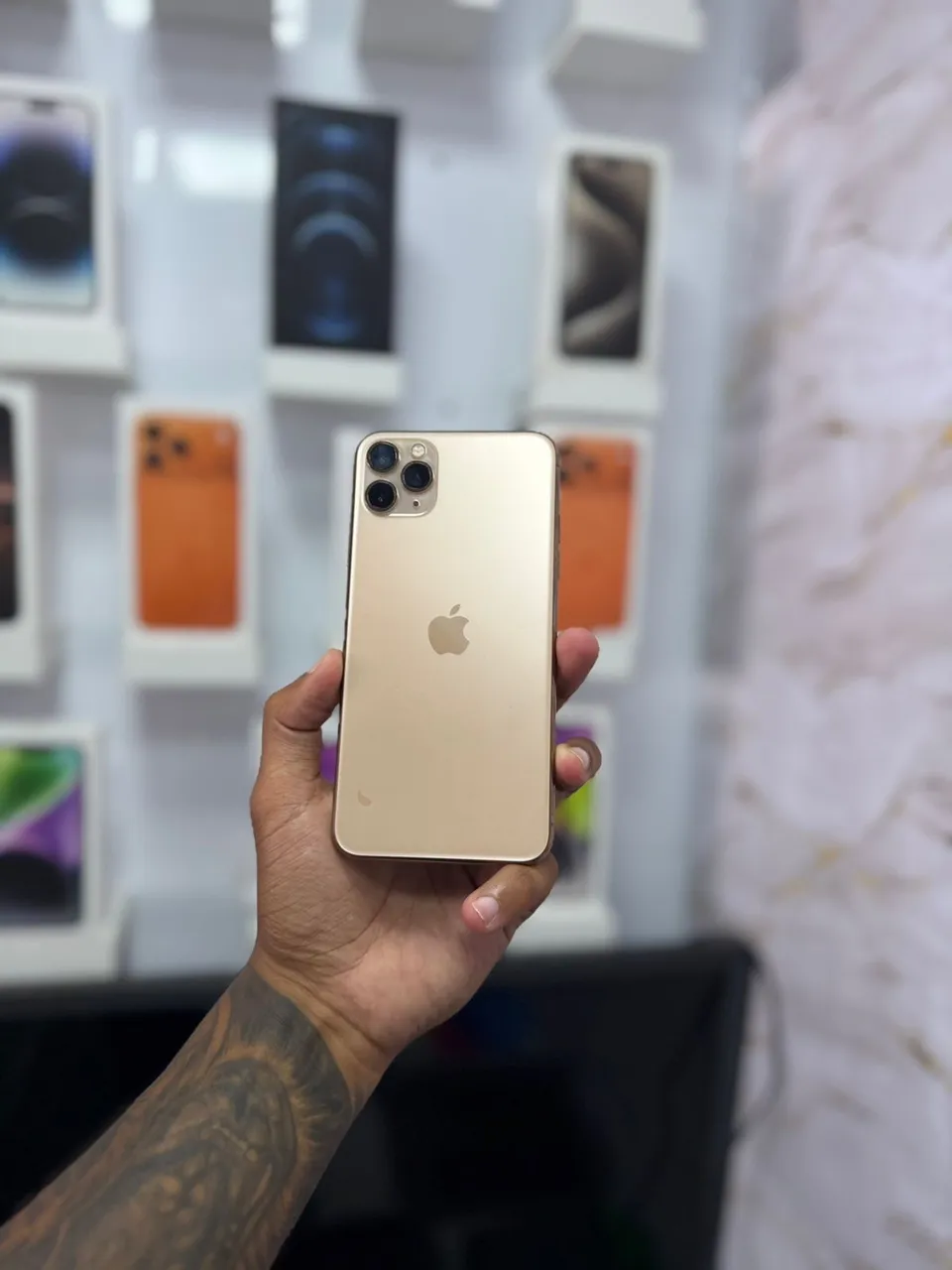 IPHONE 11 PRO MAX 128GB GOLD<br>R$ 1.550,00 TOP - Celulares e