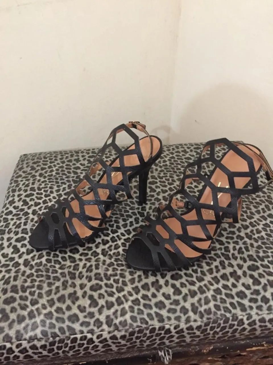 Vende-se sandália nunca usada  - Foto 2
