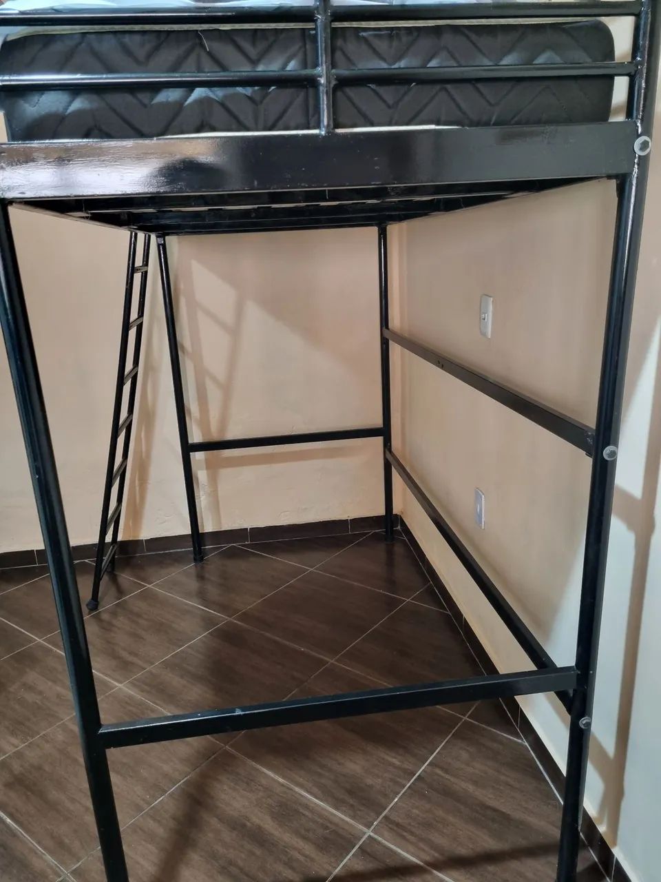 Cama suspensa de ferro