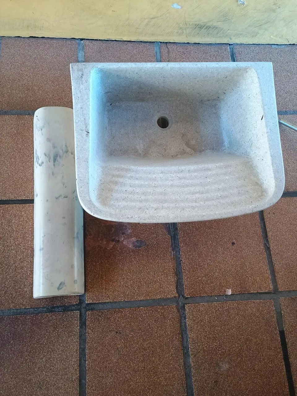 Tanque de granito com coluna 