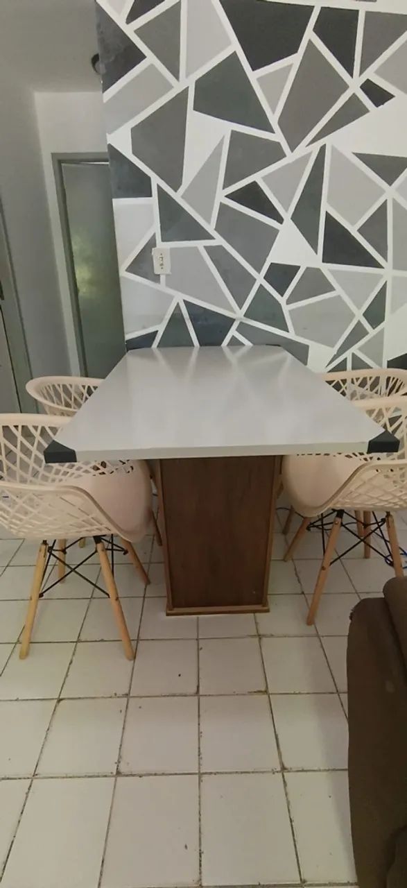 Vendo mesa com 4 cadeiras 