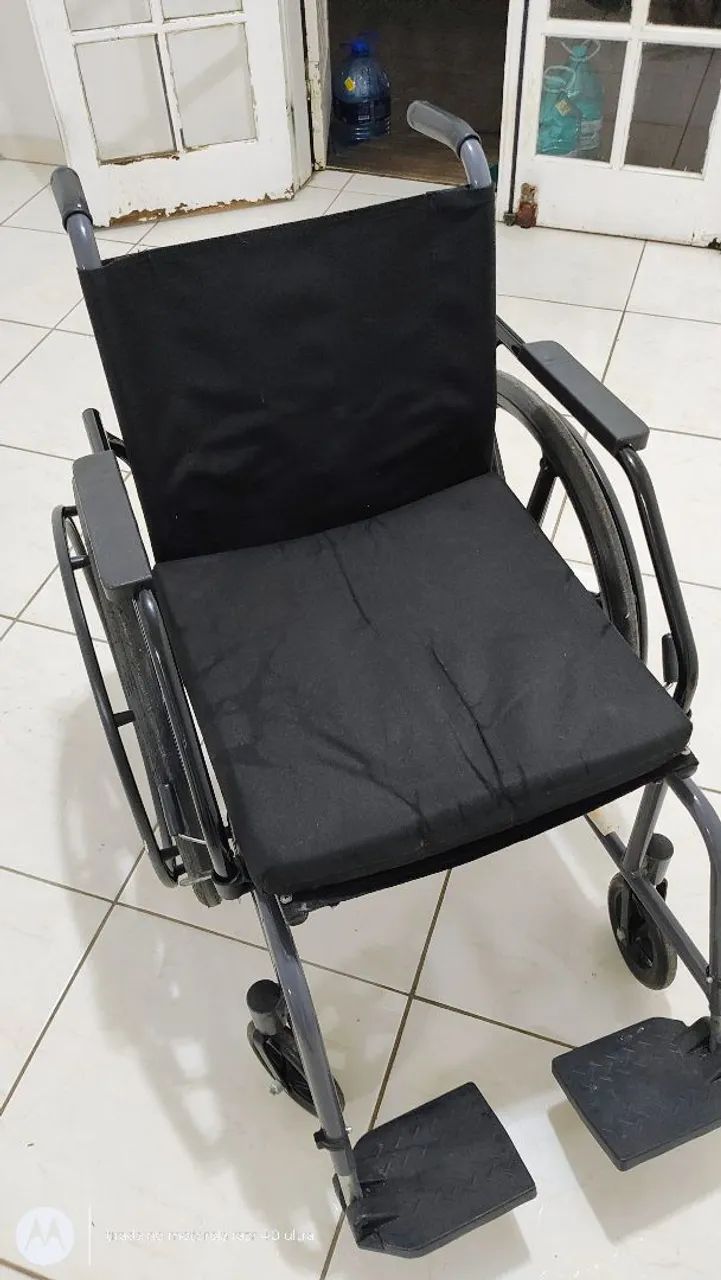 Cadeira de Rodas Semi nova  - Foto 3