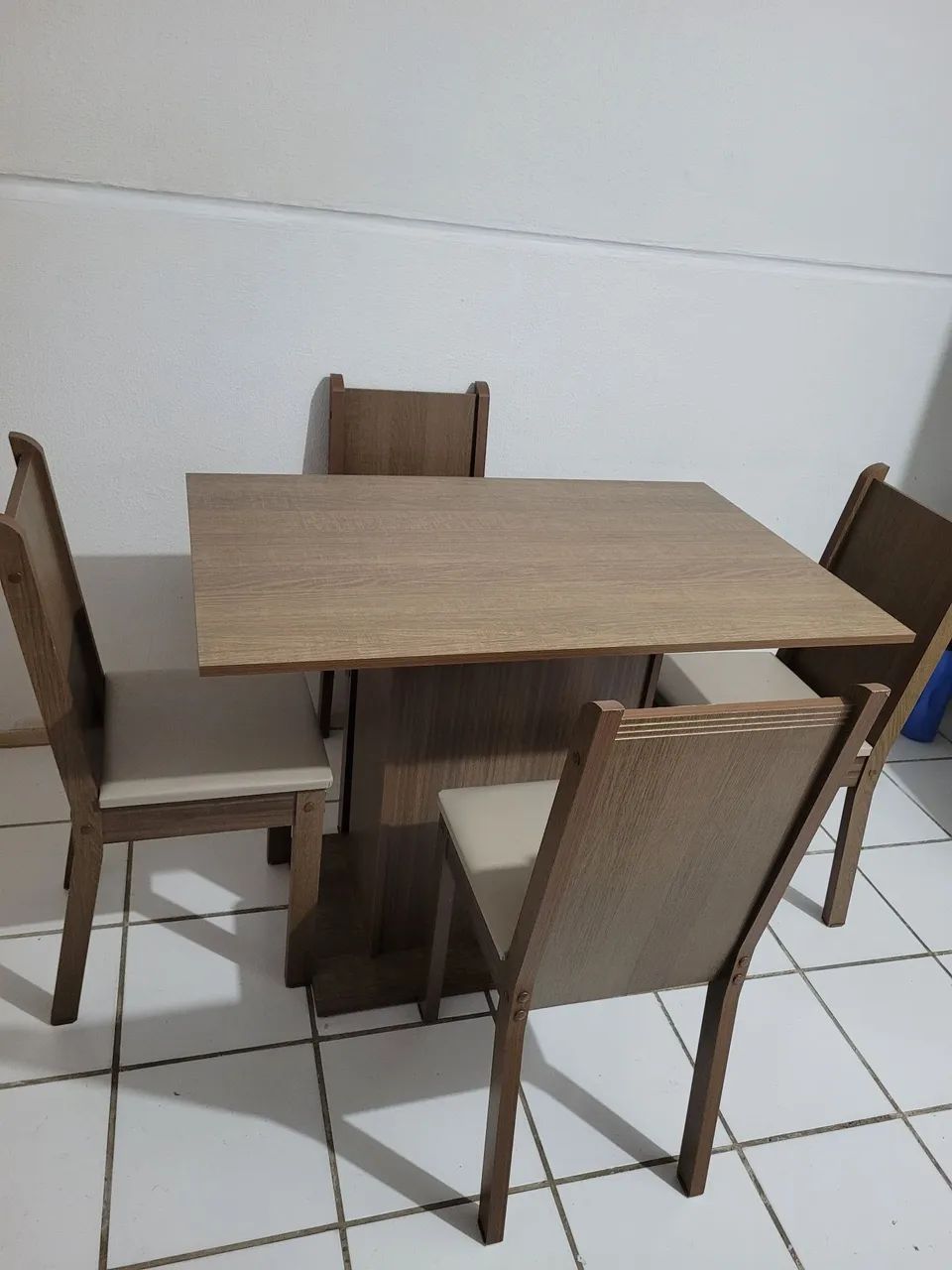 Excelente mesa com 4 cadeiras - Foto 3