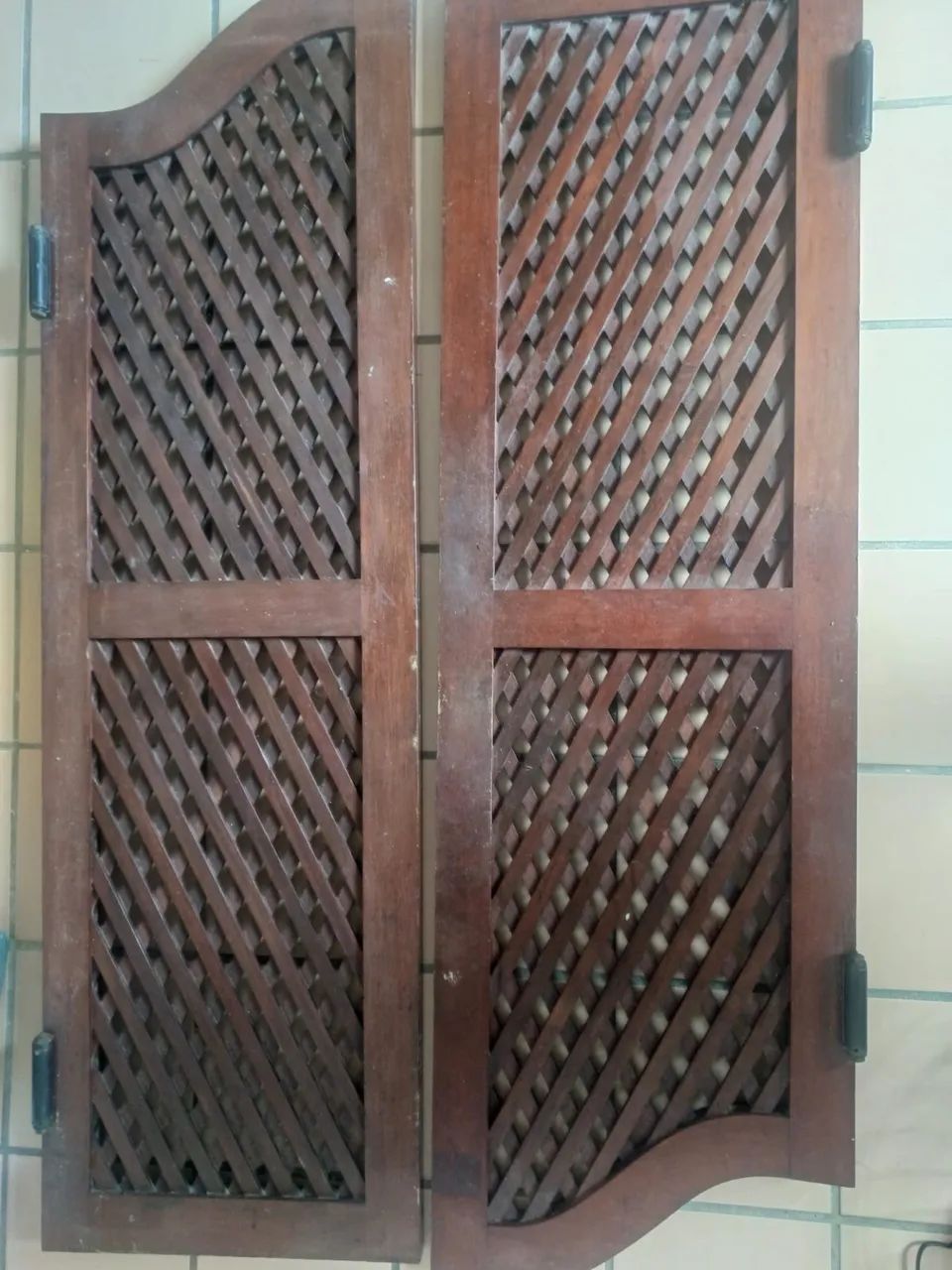 Porta de madeira com dobradiças 