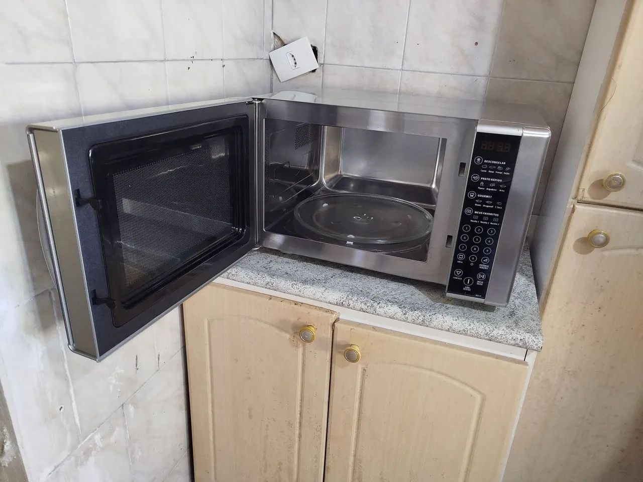 Microondas Electrolux Espelhado 31L 127v IMPECÁVEL, todo em INOX, com Grill e Painel Touch - Foto 2