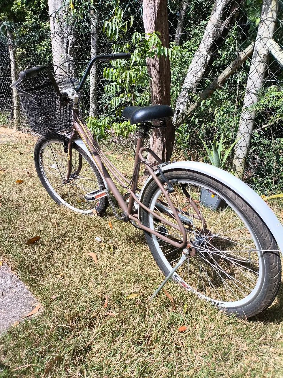 Bicicleta de Passei Retrô Marrom e Branca com cestinha + cadeado 