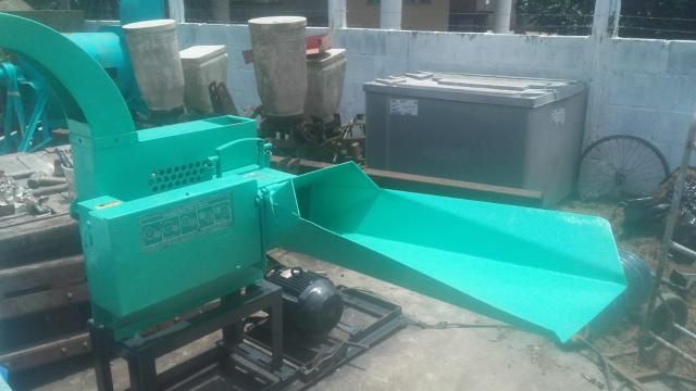 Ensiladeira Nogueira modelo EN 12B com base motor elétrico trifásico