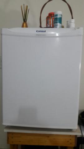 Frigobar consul CRC08CB COM GAVETA DE GELO E MULTIUSO-76L