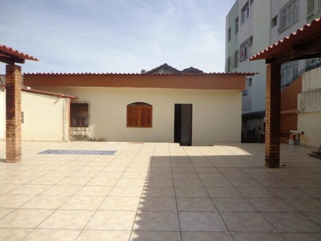 Casa em excelente localização , próximo a comércio variado.