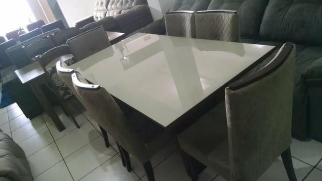Mesa com vidro pintado e 6 cadeiras de madeira de eucalipto