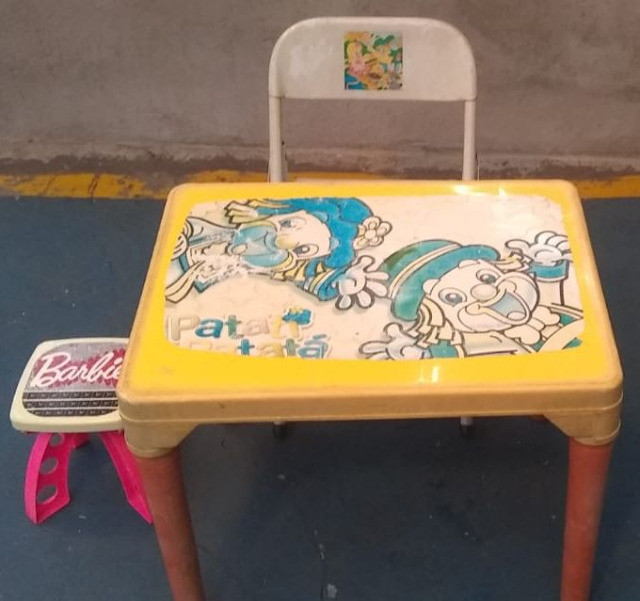 Vendo Mesa c/ cadeirinha