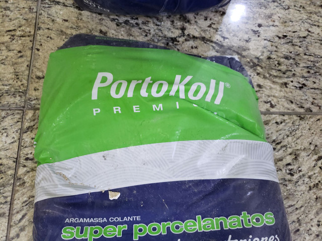 Um Saco e Meio de Argamassa Ac 3 Especial Super Porcelanato Interno Externo Cinza - Foto 4