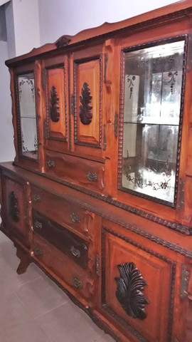 Cristaleira antiga de madeira maciça. - Foto 2