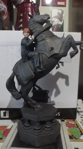 Estátua Ron Weasley at the Wizard Chess Deluxe - Harry Potter - Art Scale  1/10 - Iron Studios - Iron Studios Online Store