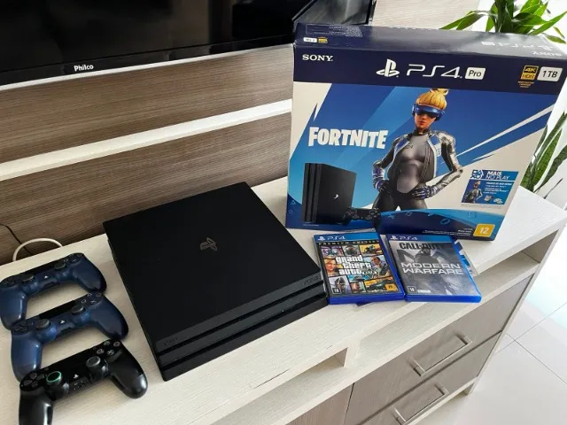 Ps4 Pro Fortnite CUH-7214B 2 controles e 2 jogos aceito cartão