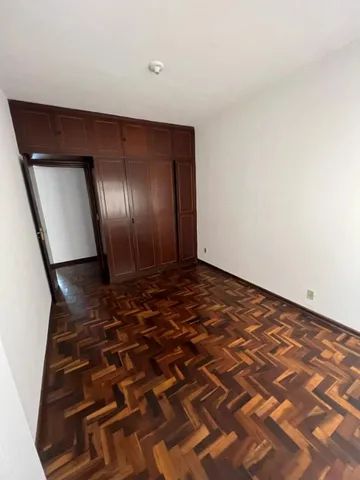 Lindo e amplo apartamento central com três quartos - Foto 6