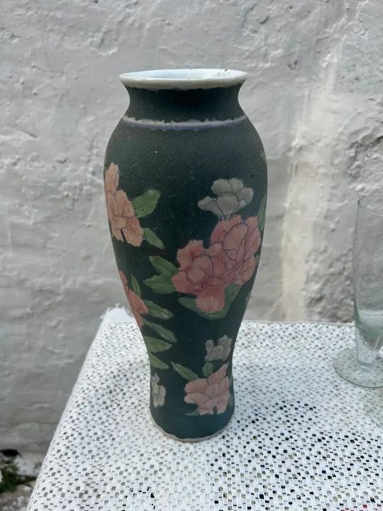 Floreiro antigo em porcelana pintado a mão 